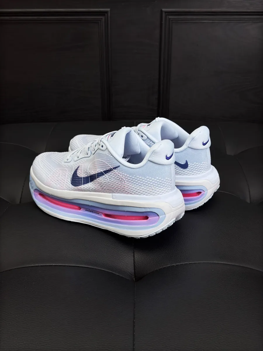 Задняя и боковая часть кроссовок с фирменным логотипом Swoosh