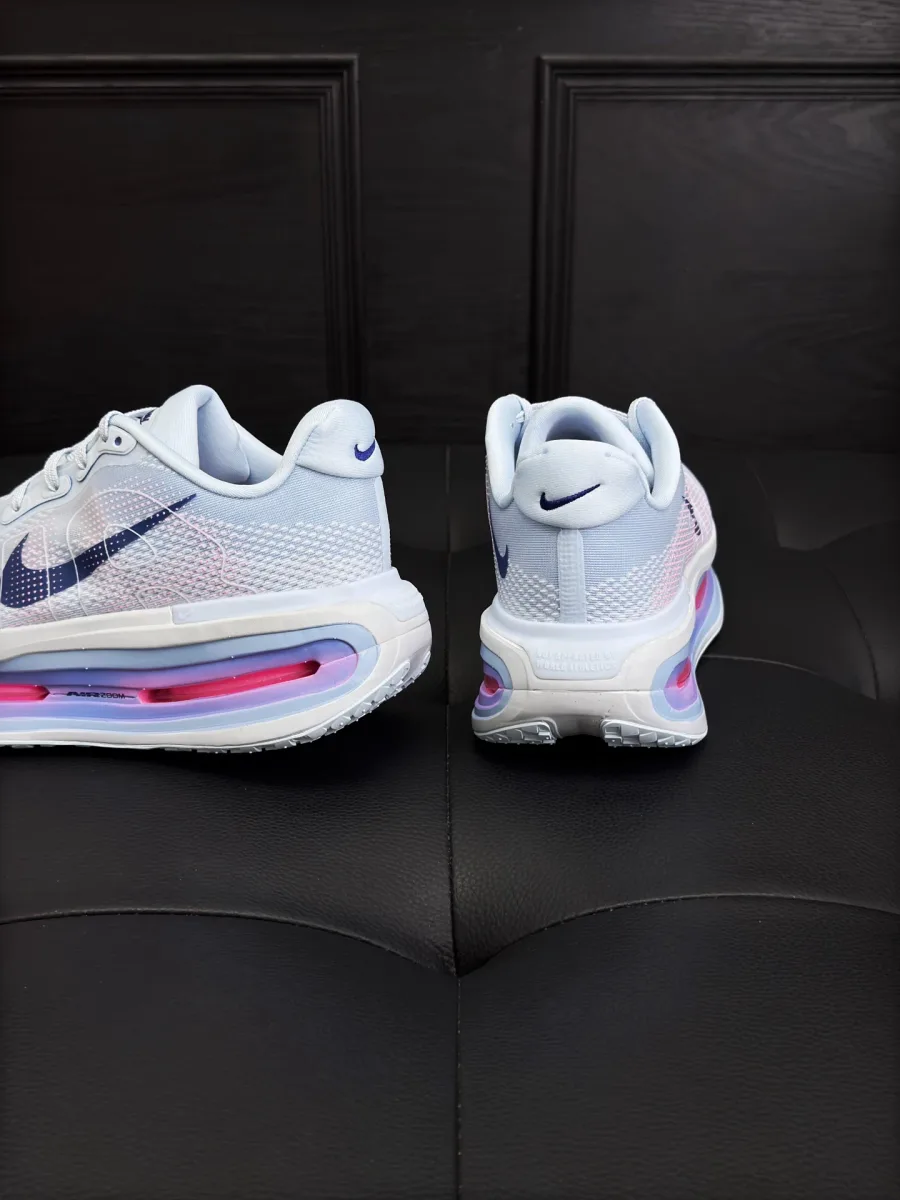 Вид сзади на мягкие задники кроссовок Nike Vomero Premium