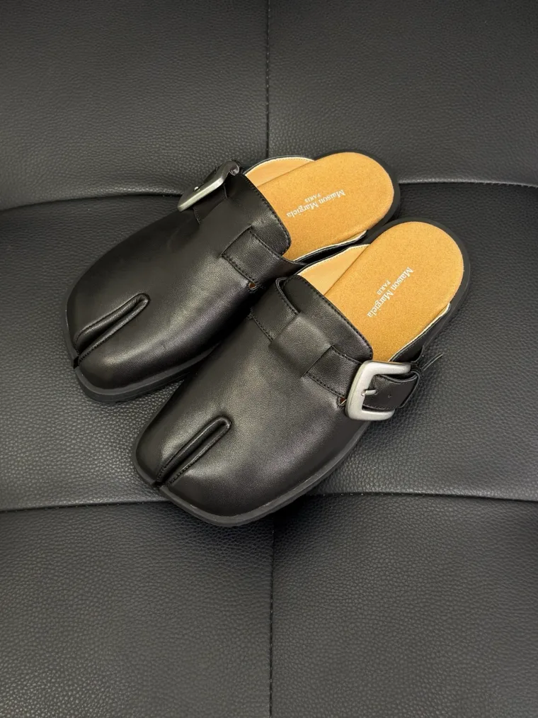 Maison Margiela Чёрные кожаные мюли Tabi с пряжкой