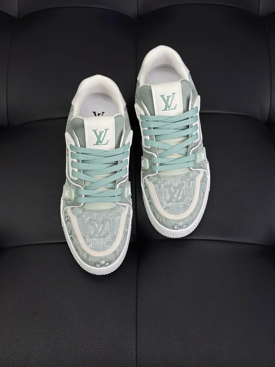 Вид сверху на кроссовки LV Trainer со шнуровкой, логотипом LV на язычке и перфорацией на мыске