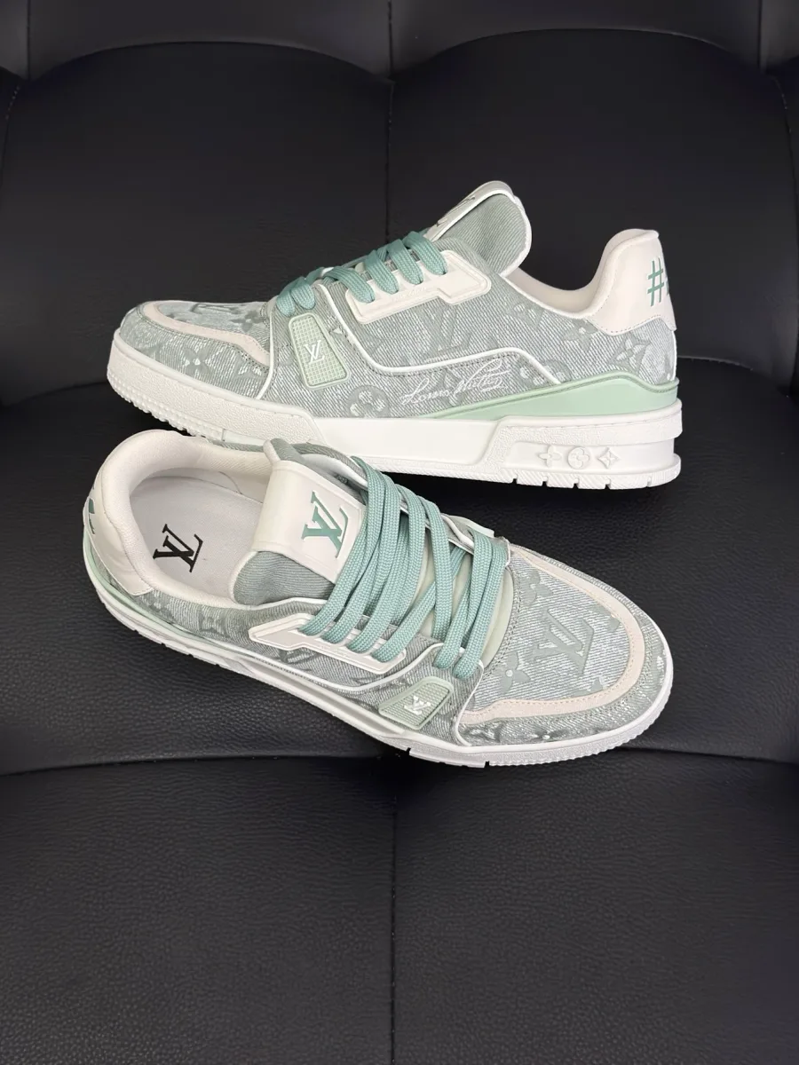 Кроссовки LV Trainer из канваса и кожи, ракурс три четверти на чёрном фоне