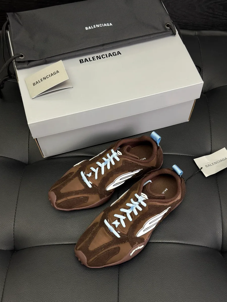 Коричневые замшевые кроссовки Balenciaga Monday рядом с фирменной коробкой и пыльником