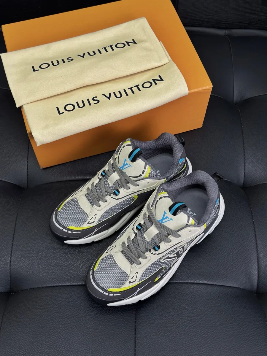 Серые кроссовки LV Tatic Runner рядом с фирменной коробкой и пыльниками Louis Vuitton