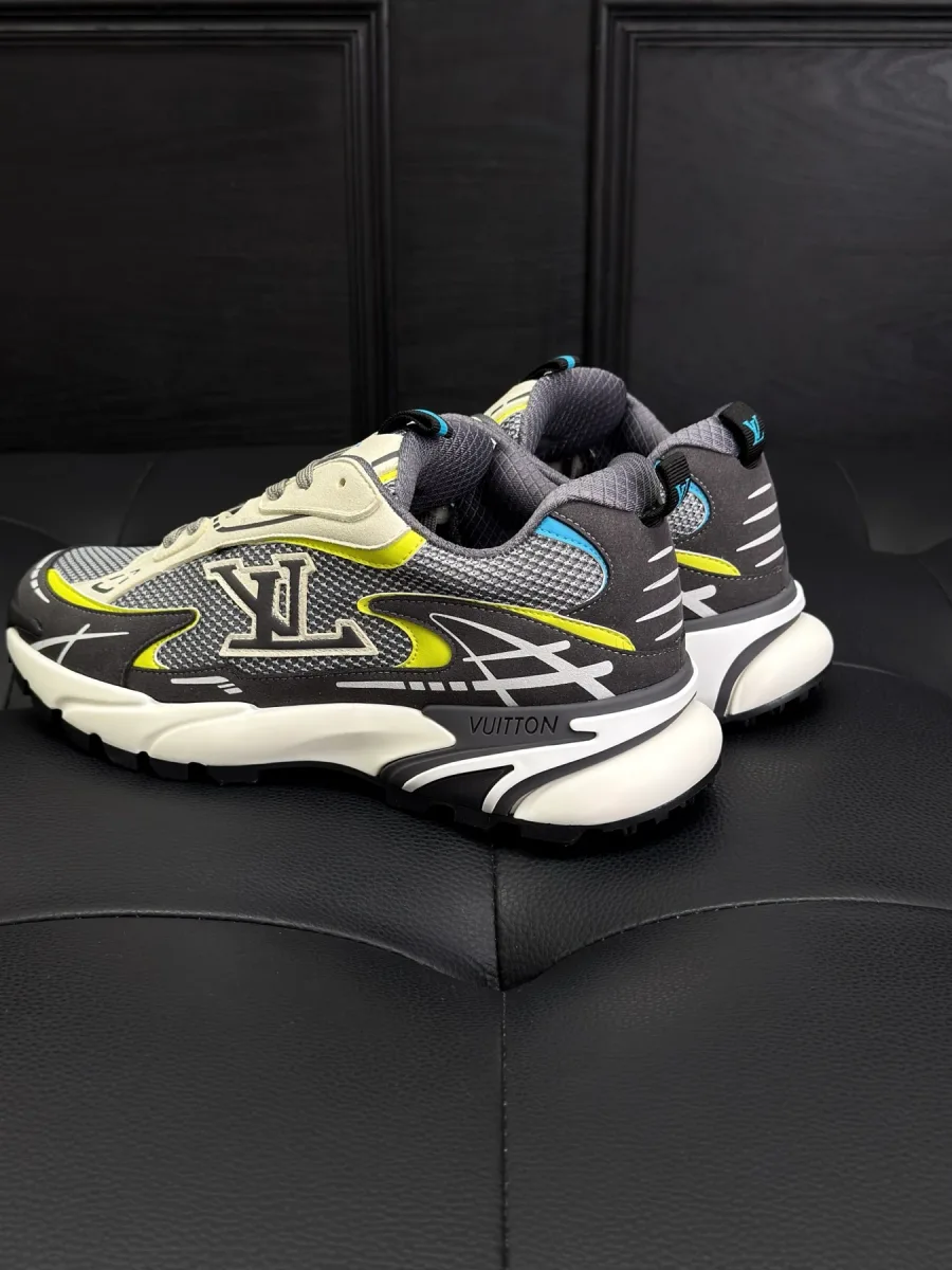 Пара кроссовок Louis Vuitton Tatic Runner вид сзади и сбоку на амортизирующую подошву
