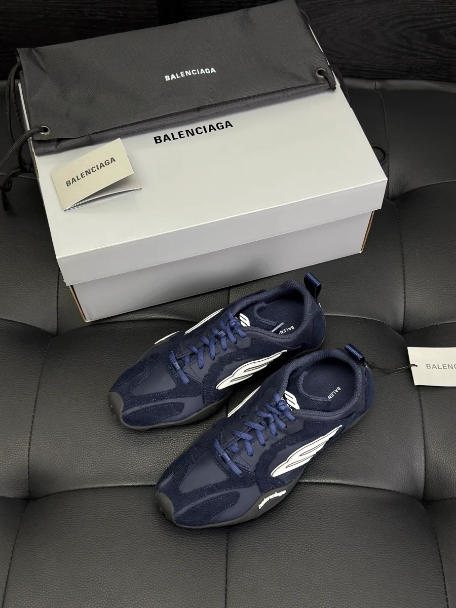 Синие кроссовки Balenciaga Monday рядом с фирменной коробкой и пыльником, ракурс сверху