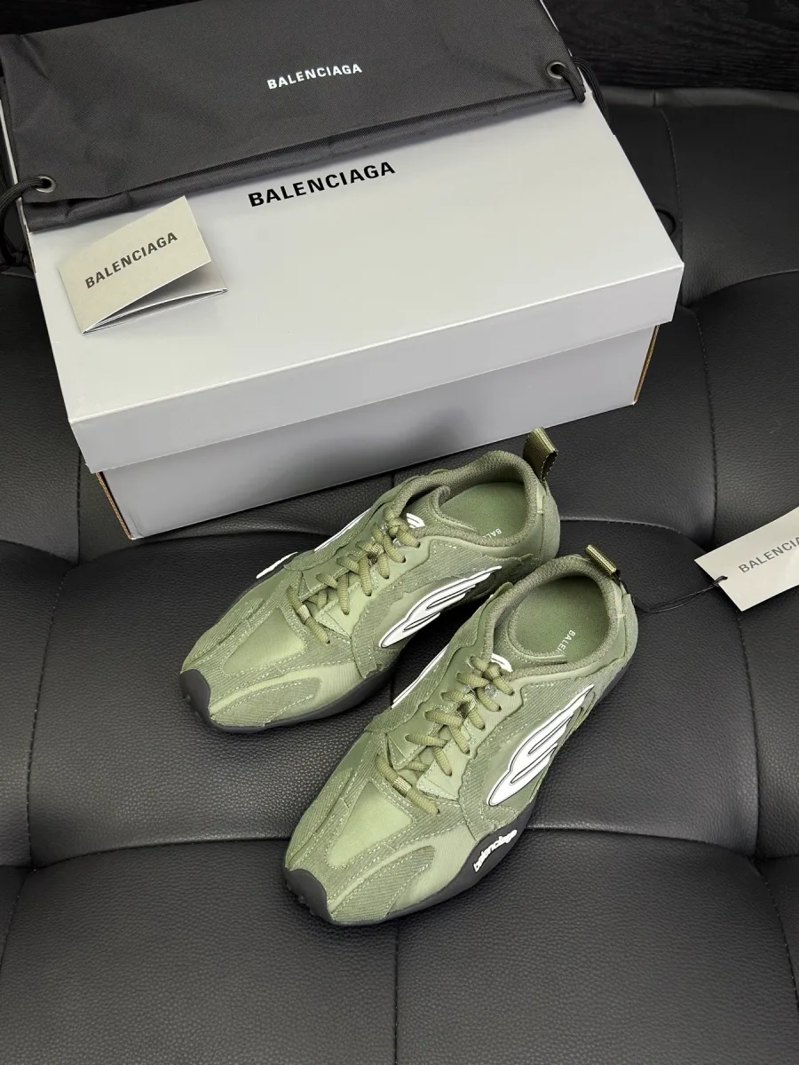 Оливково-зелёные кроссовки Balenciaga Monday рядом с фирменной коробкой и пыльником