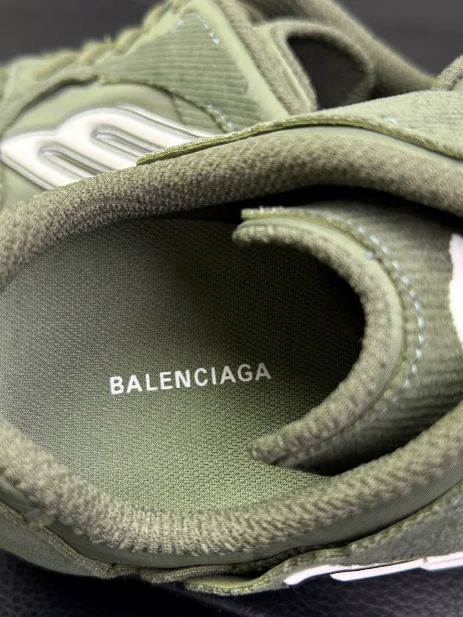Внутренняя текстильная отделка и стелька с надписью Balenciaga крупным планом