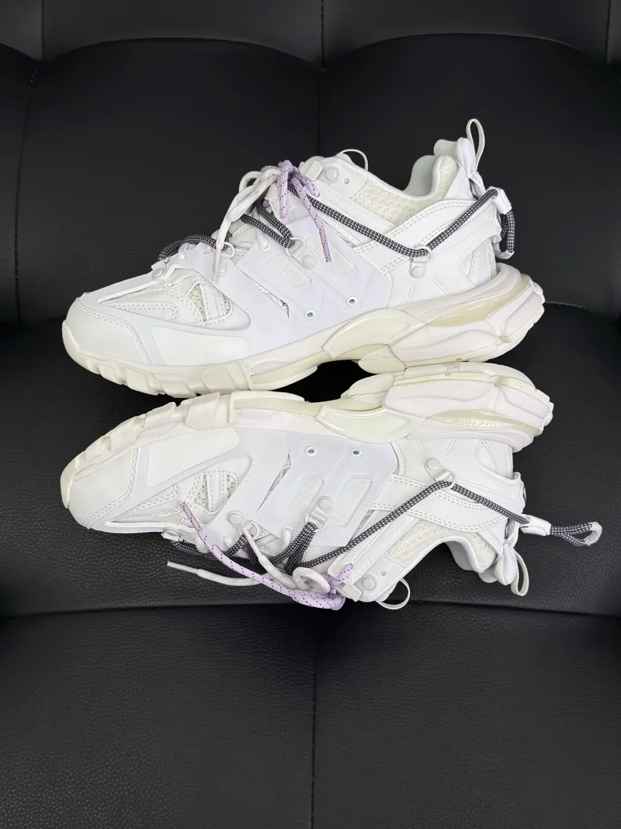 Пара кроссовок Balenciaga Track белого цвета, боковой ракурс