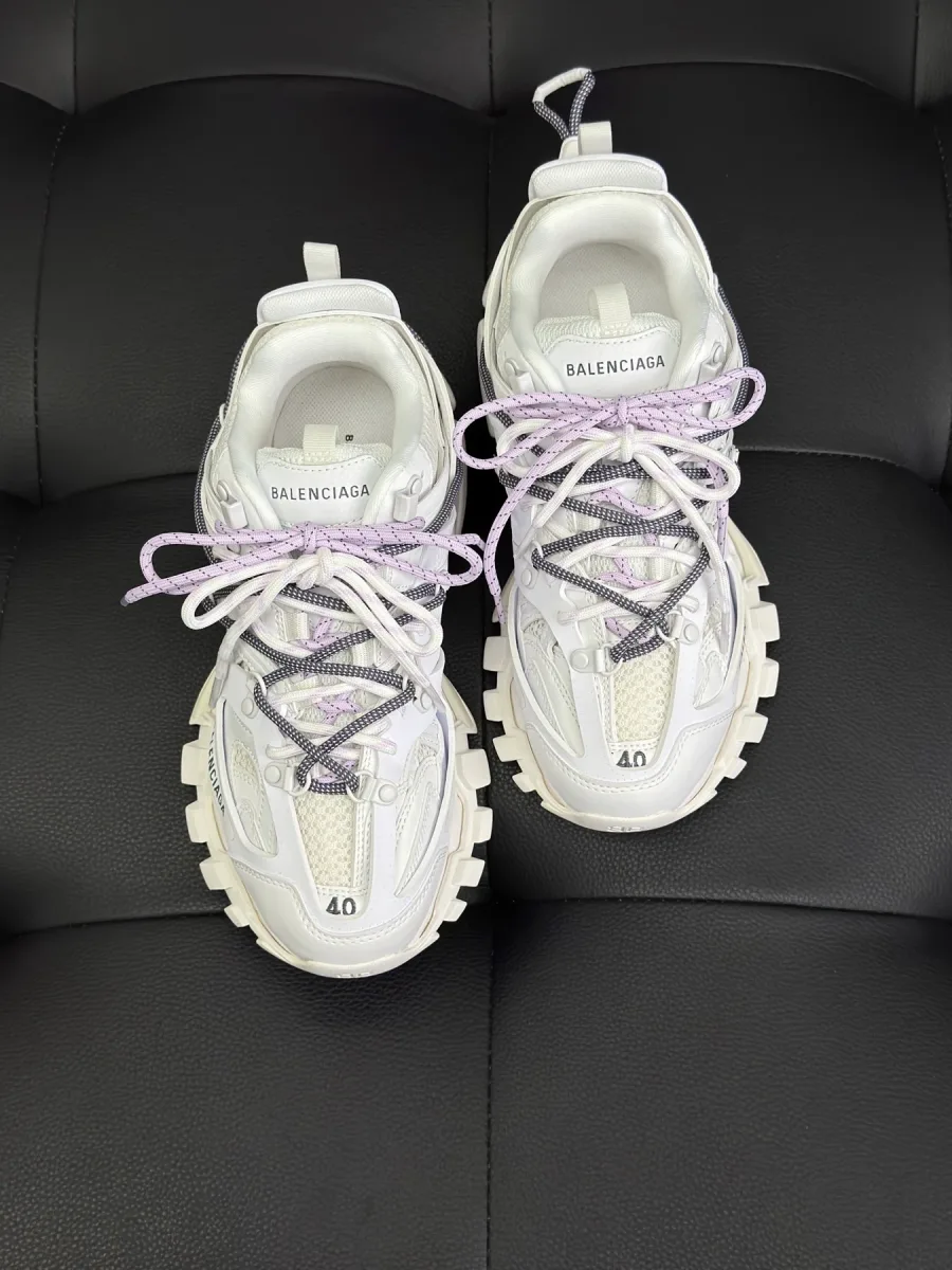 Кроссовки Balenciaga Track с сиреневыми шнурками, вид сверху на мыски с маркировкой