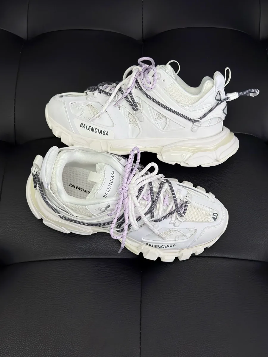 Белые кроссовки Balenciaga Track с логотипом на боковине в ракурсе три четверти