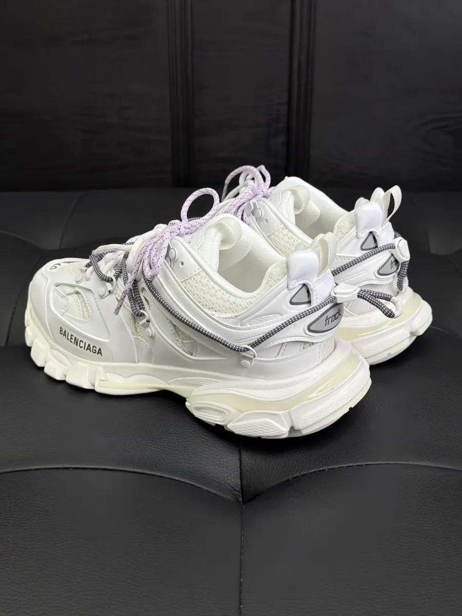 Задняя и боковая части белых кроссовок Balenciaga Track