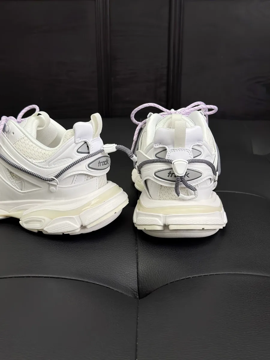 Задники белых кроссовок Balenciaga Track с надписью Track и петлями