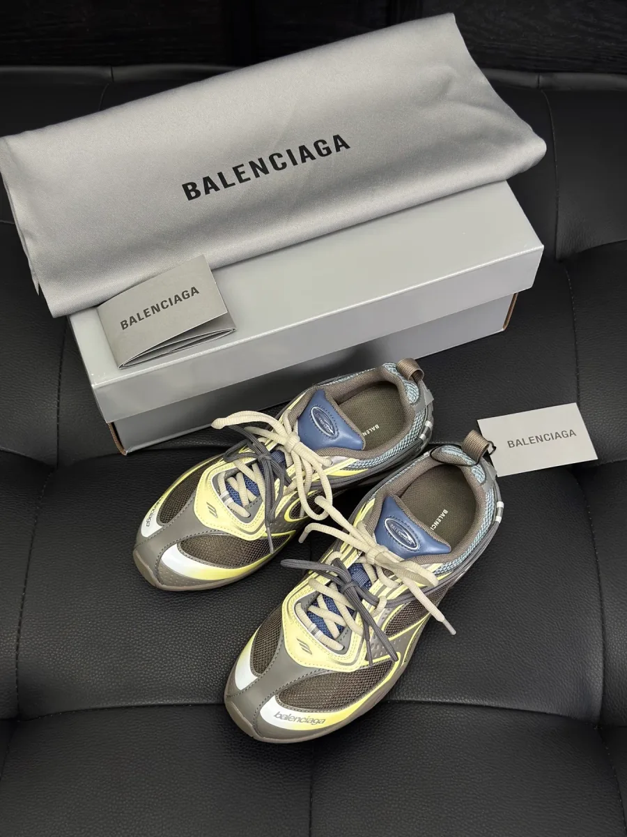 Кроссовки Balenciaga Radar серо-желтого цвета рядом с коробкой и пыльником