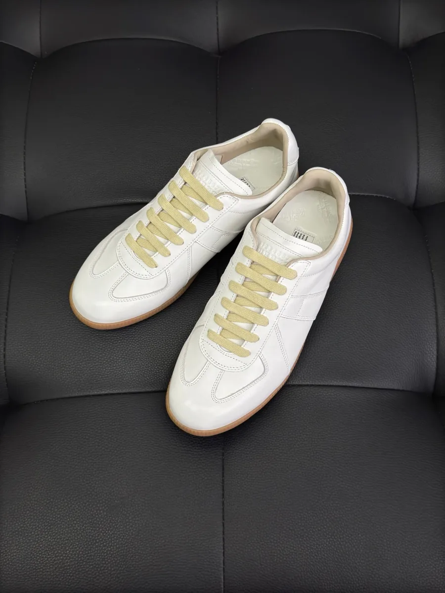 Белые кеды Maison Margiela Replica с бежевыми шнурками, вид сверху на темном фоне