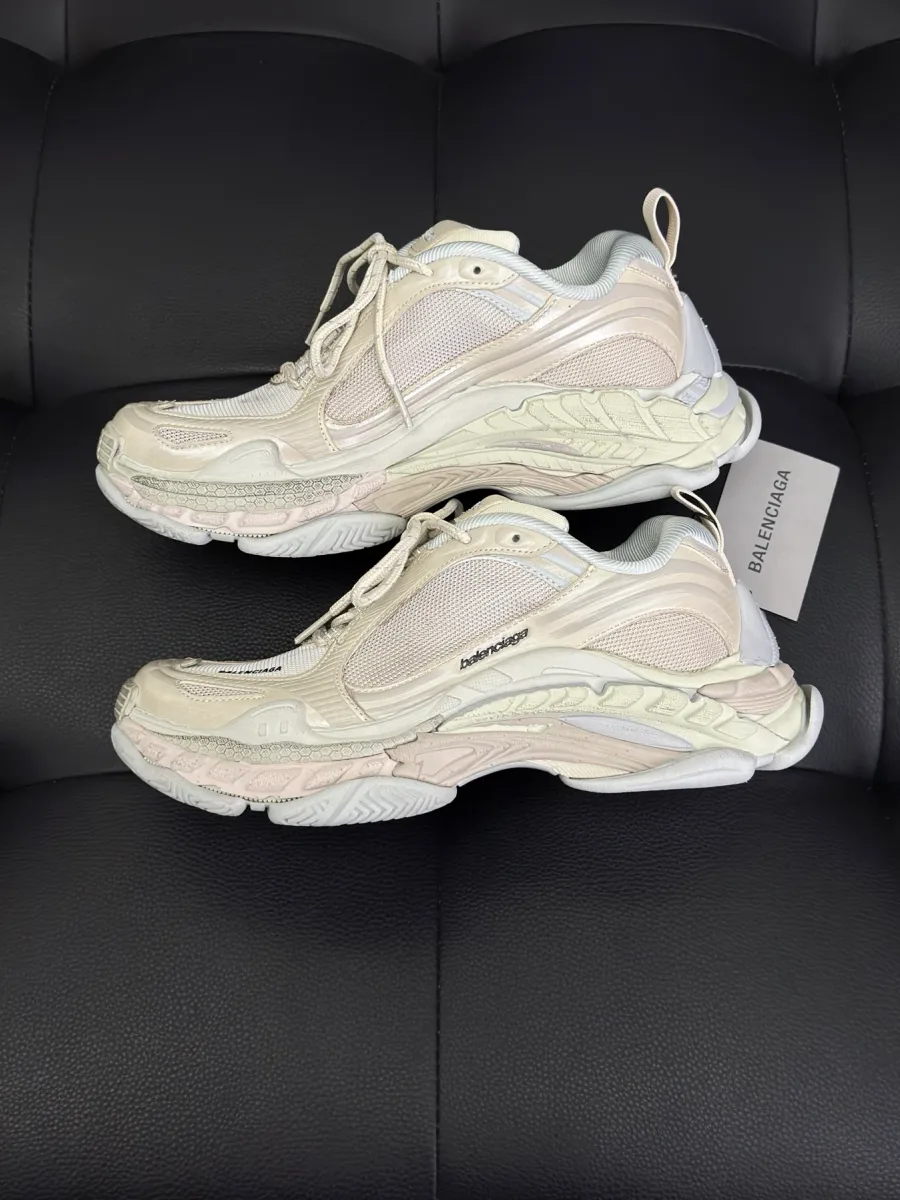 Пара кроссовок Balenciaga Triple S.2 в профиль с внешней стороны на темном фоне