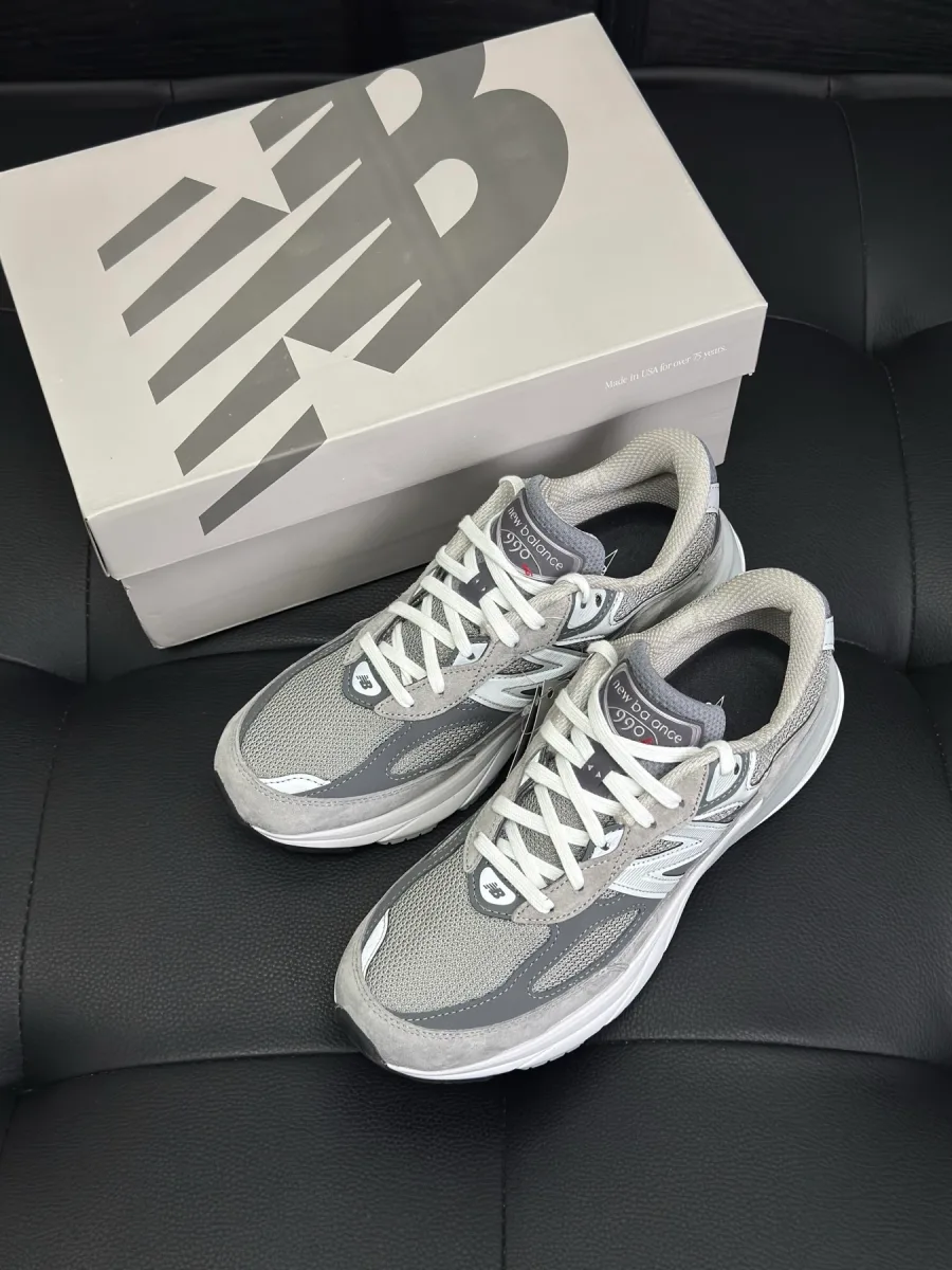 Серые кроссовки New Balance 990v6, вид сверху рядом с фирменной коробкой