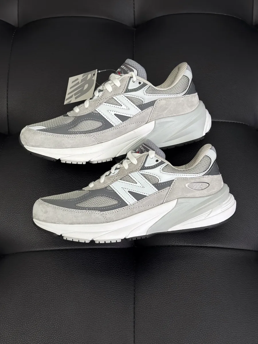 Пара кроссовок New Balance 990v6 в сером цвете, вид сбоку