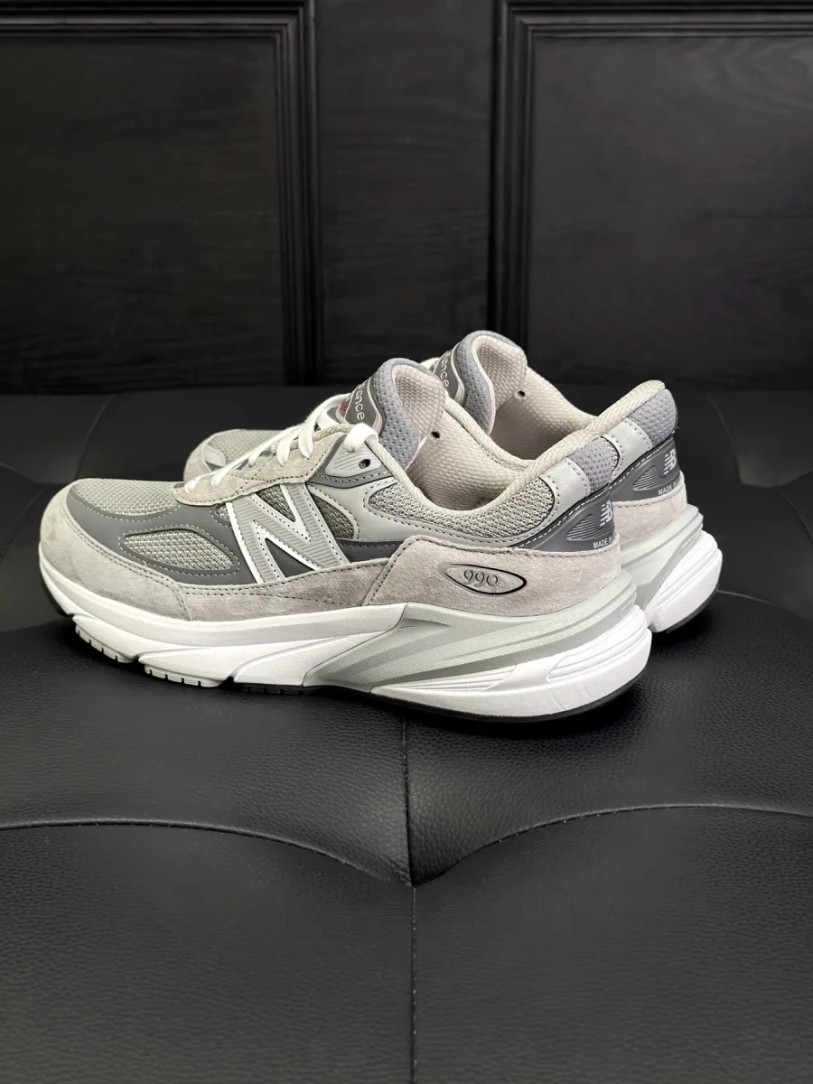 Кроссовки New Balance 990v6 в сером оттенке, ракурс три четверти сзади