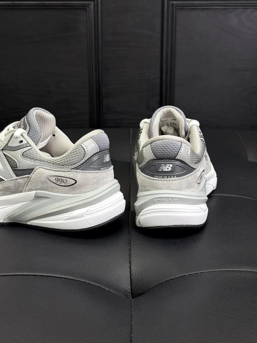 Пара серых кроссовок New Balance 990v6, вид со стороны задников и пятки