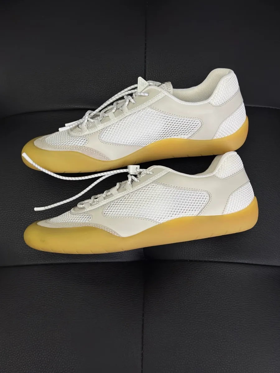Белые кроссовки Prada Speedrock из сетки с кожаными деталями, вид сбоку