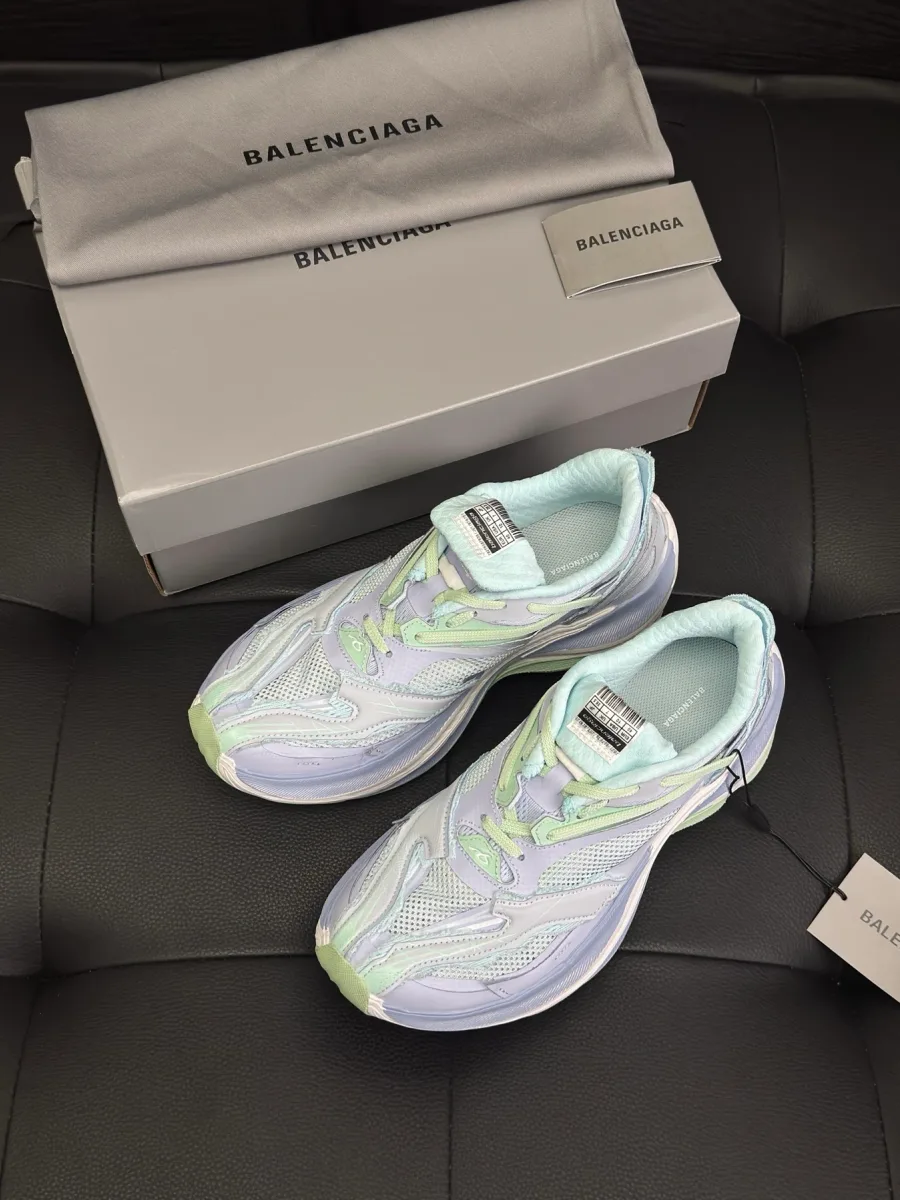 Кроссовки Balenciaga Jet пастельных оттенков рядом с фирменной коробкой и пыльником