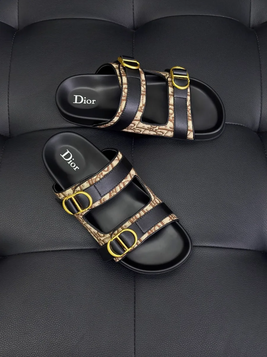 Шлёпанцы Dior с двойными кожаными ремешками и пряжками CD, ракурс в три четверти