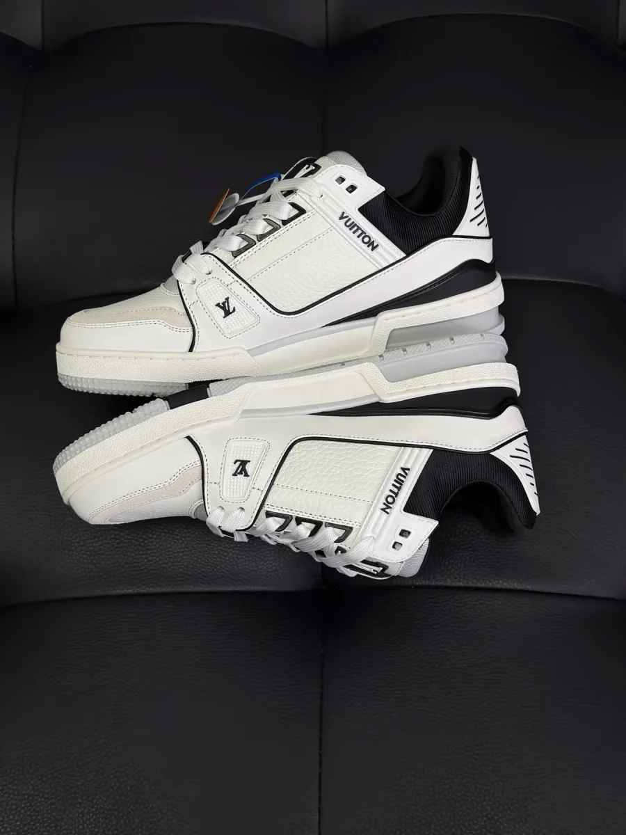 Бело-чёрные кроссовки LV Trainer, вид сбоку и снизу на подошву