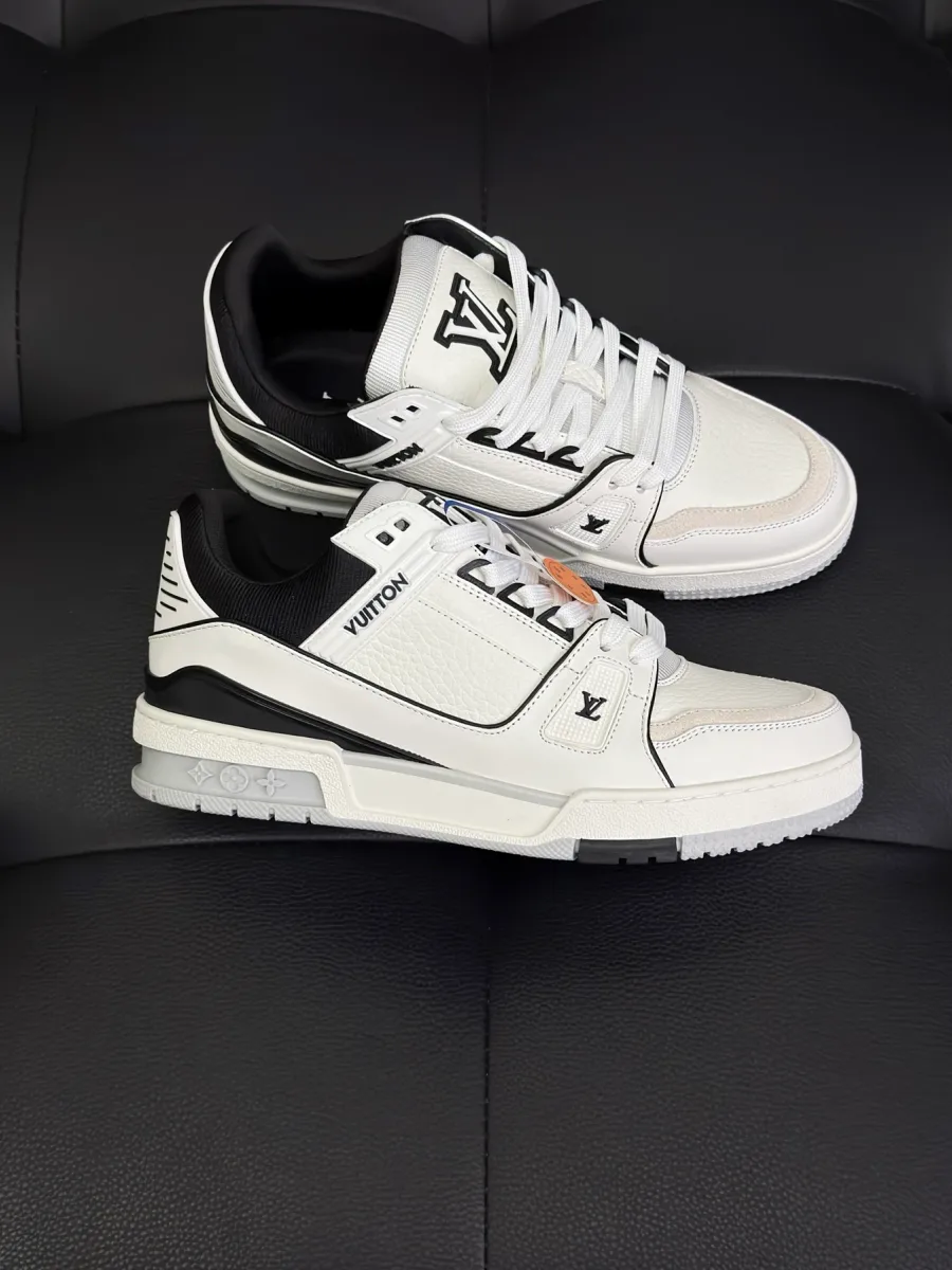 Кроссовки LV Trainer с логотипом на язычке, ракурс три четверти