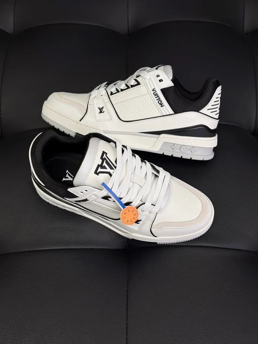 Вид сверху на шнуровку и кожаный верх кроссовок LV Trainer