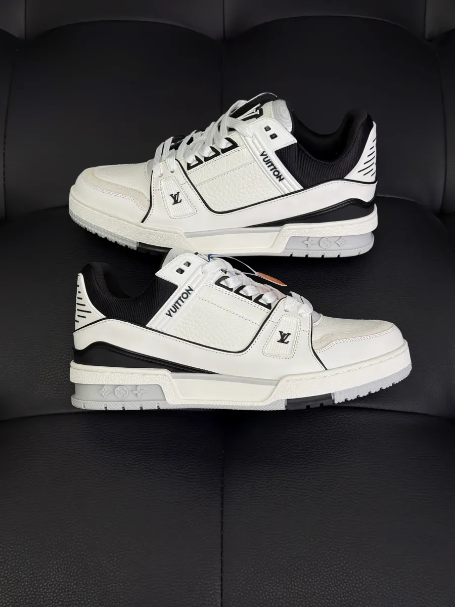 Профиль кроссовок LV Trainer с чёрными контрастными вставками