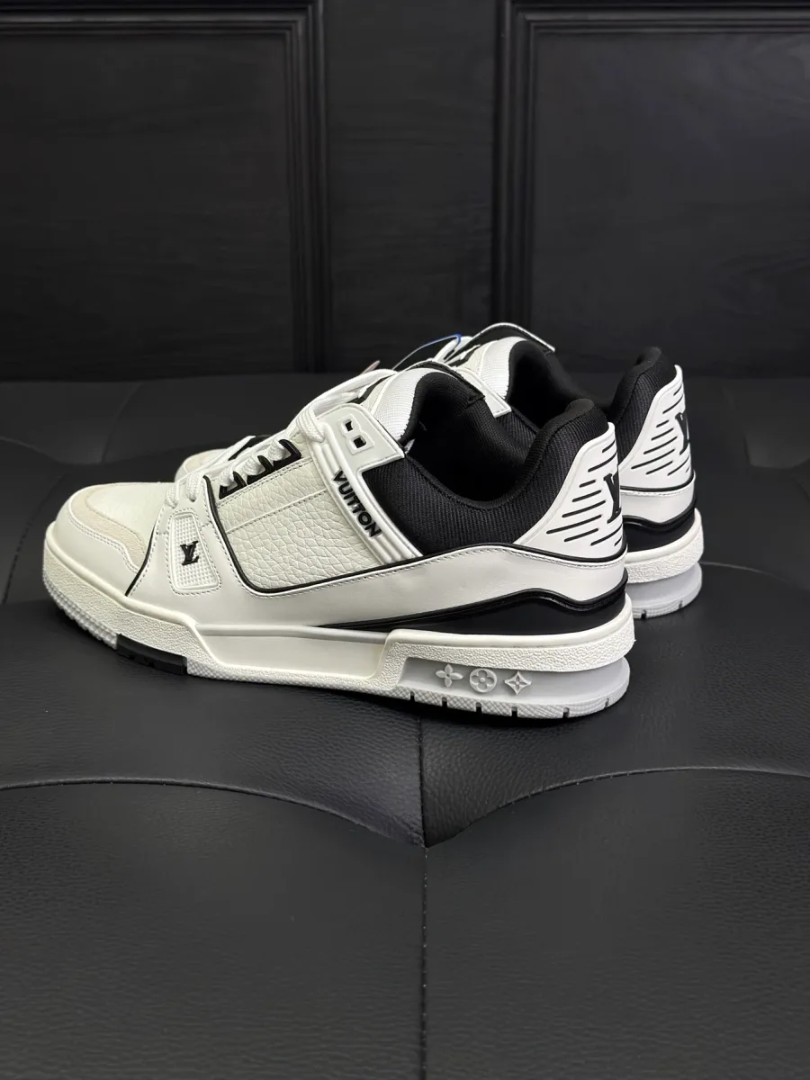 Задняя и боковая часть кроссовок LV Trainer с подошвой с узором Monogram