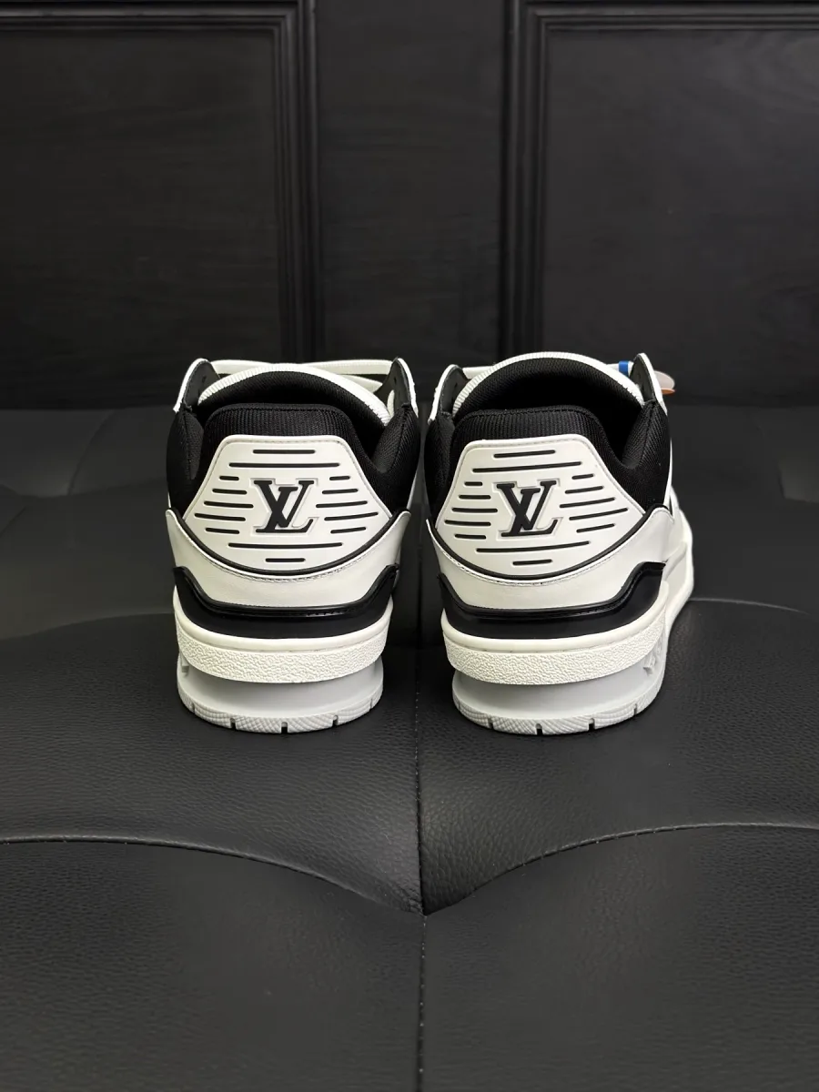 Задники кроссовок LV Trainer с контрастными деталями и логотипами брендинга