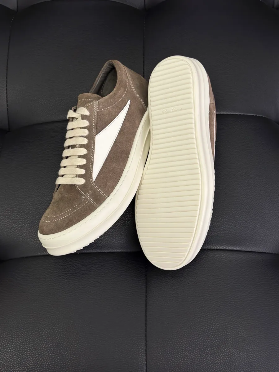 Замшевый кед и вид на резиновую подошву с рифленым протектором