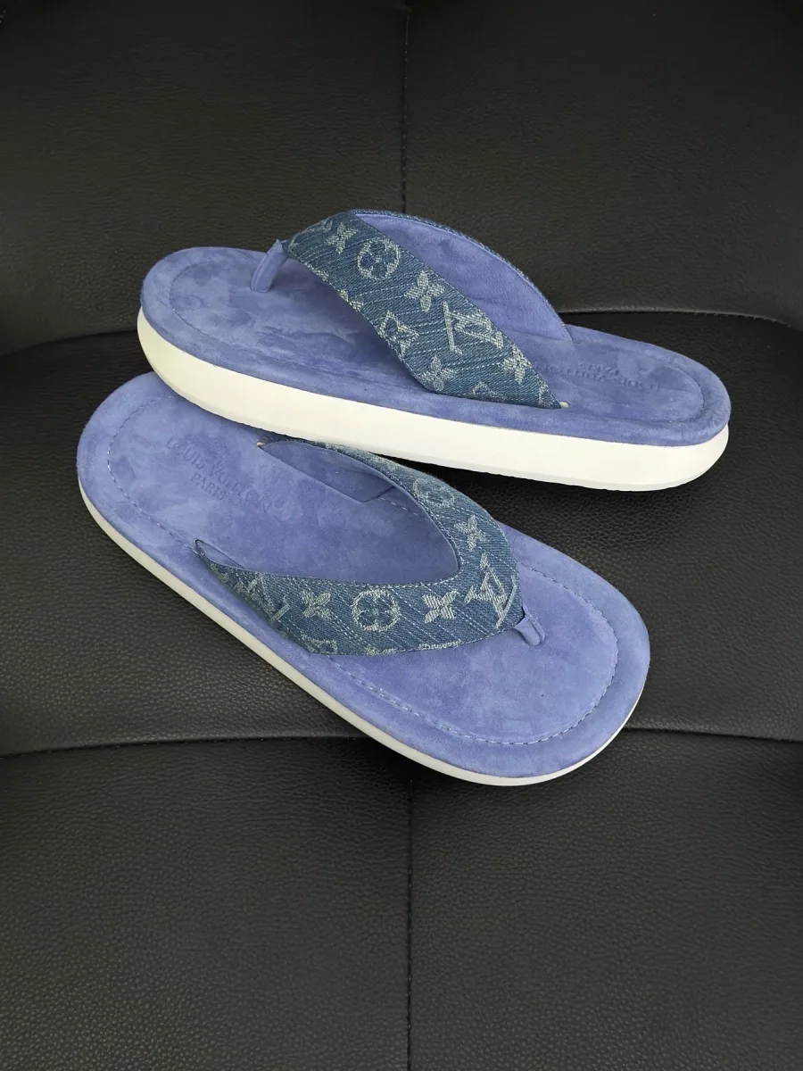 Две голубые вьетнамки с жаккардовым узором Monogram, ракурс в три четверти