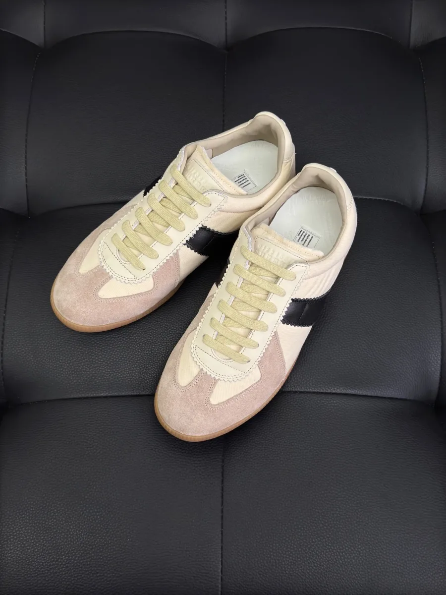 Бежевые кеды Maison Margiela Replica с чёрной полосой, вид сверху под углом