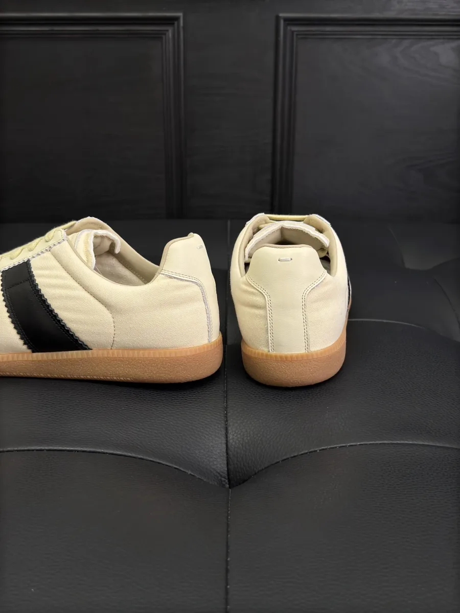 Задняя часть кед Maison Margiela Replica с фирменным белым стежком