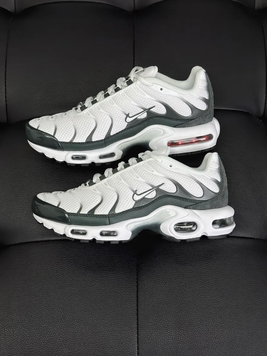 Пара кроссовок Air Max Plus в бело-серой расцветке, вид сбоку