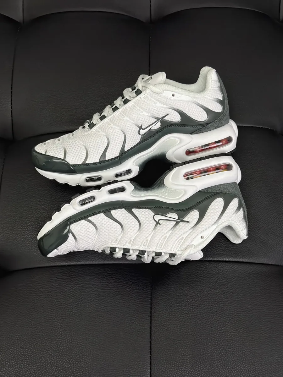 Две полупары кроссовок Nike Air Max Plus, вид сбоку и на подошву