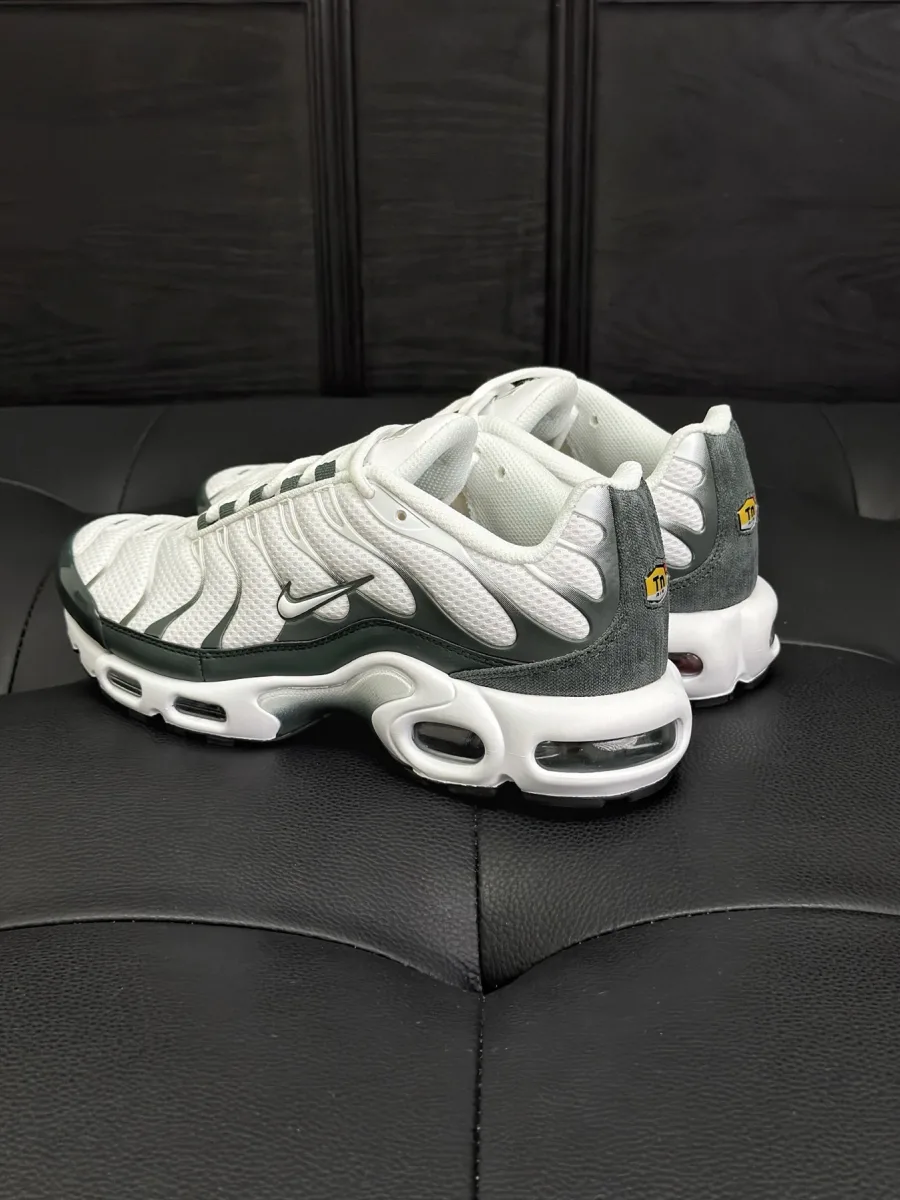 Кроссовки Nike Air Max Plus, вид сзади и сбоку на подошву и задник