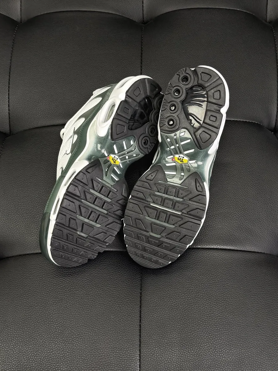 Резиновая подметка кроссовок Nike Air Max Plus с логотипом Tuned Air