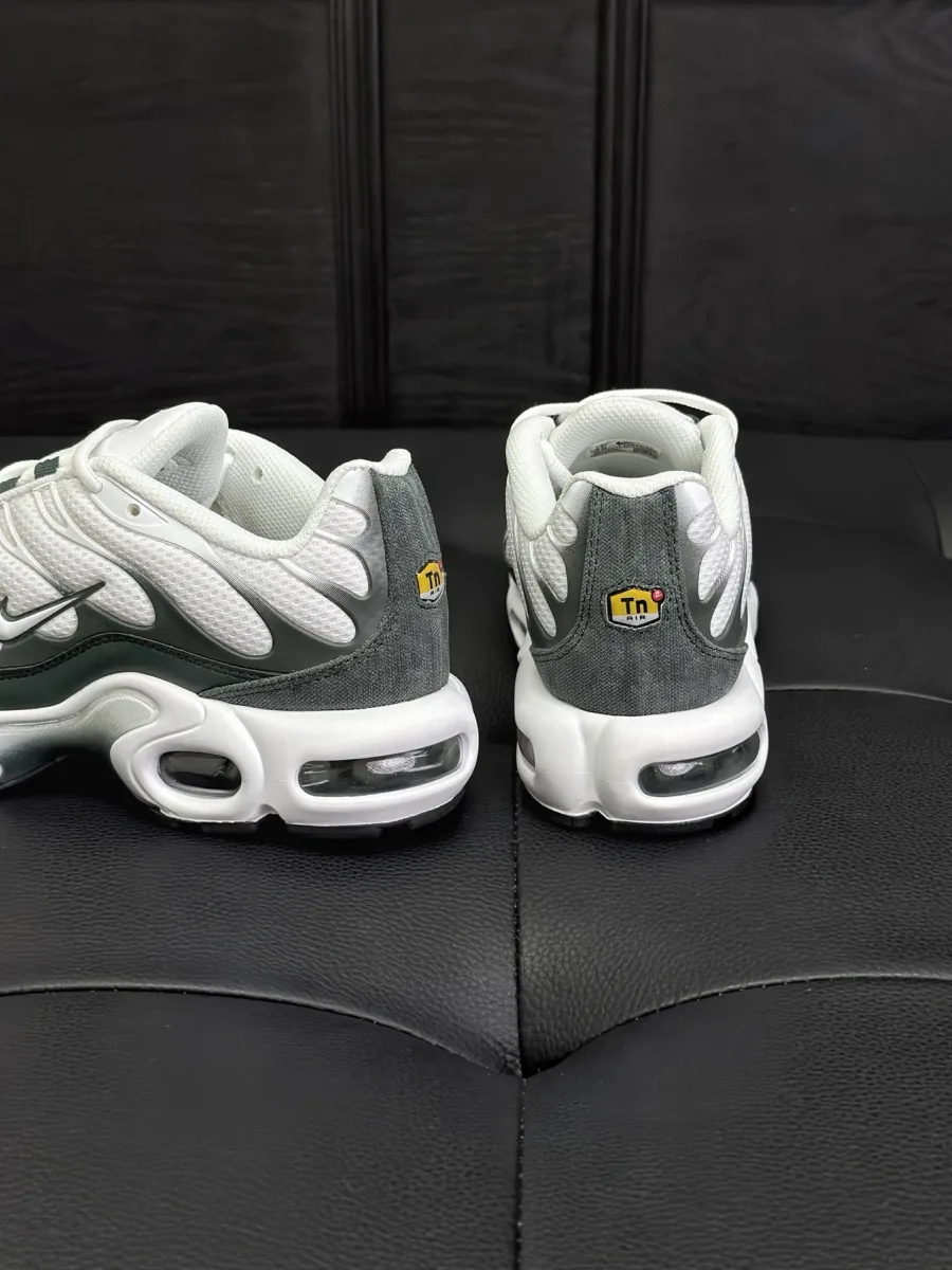 Вид сзади на пятку кроссовок Nike Air Max Plus с желтым логотипом Tn
