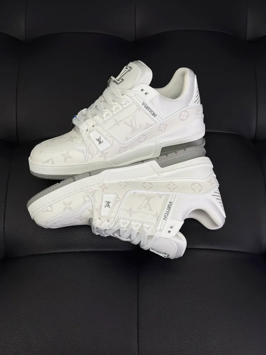 Белые кеды LV Trainer, вид сверху и сбоку на кожаный верх с тиснением