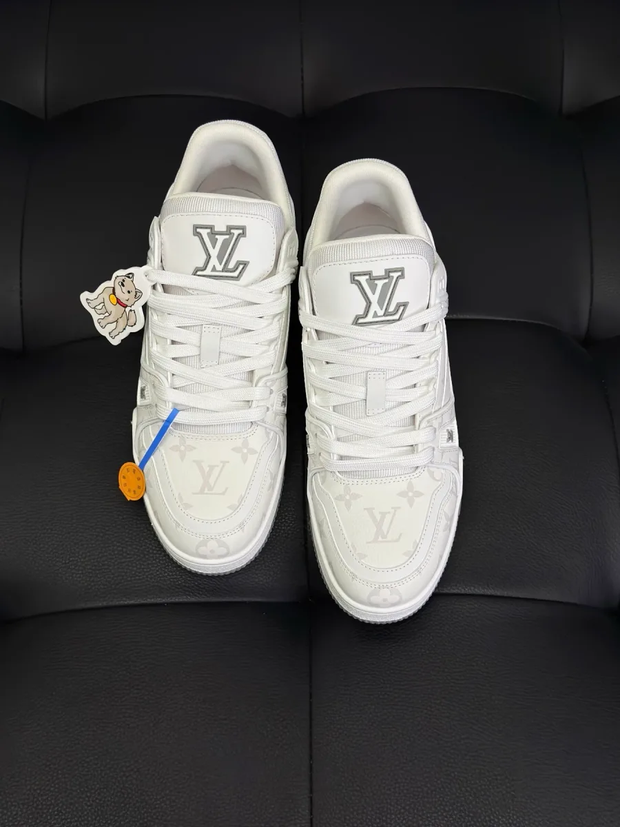 Белые кеды LV Trainer со шнуровкой и логотипами LV на язычках, вид сверху