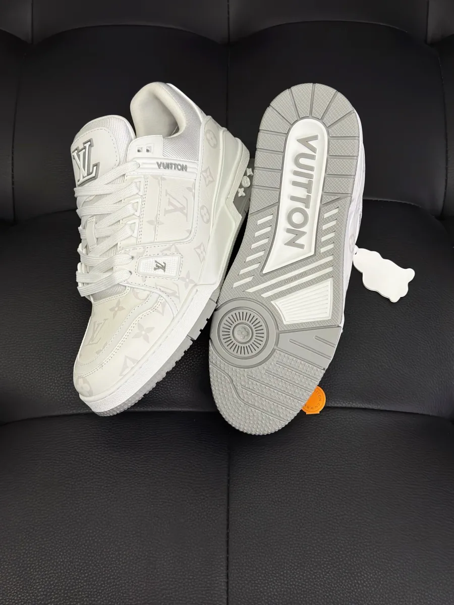 Белый кед LV Trainer и серая резиновая подошва с надписью Vuitton
