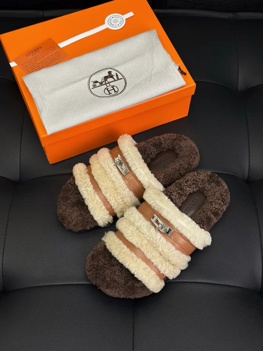 Коричнево-бежевые меховые шлёпанцы Hermes рядом с фирменной оранжевой коробкой
