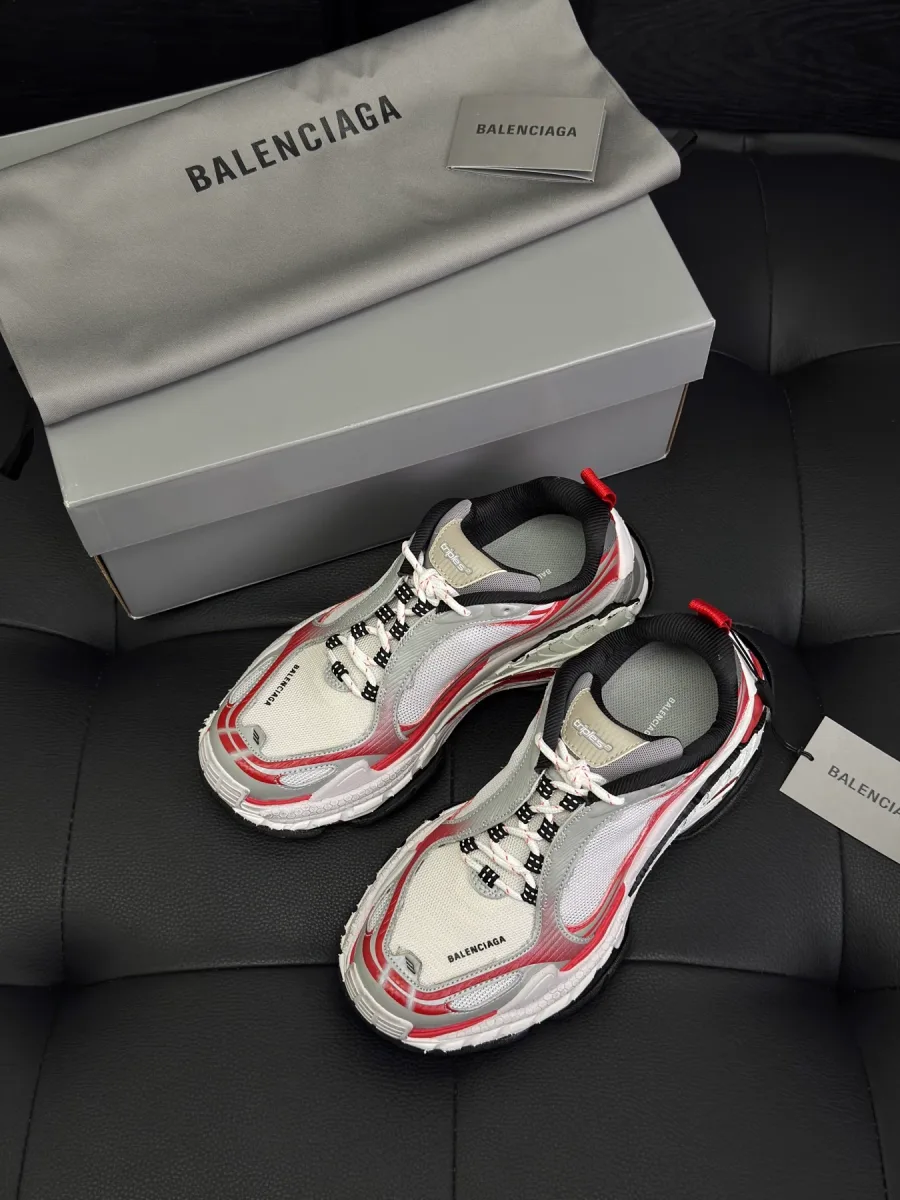 Бело-красные кроссовки Balenciaga Triple S.2 рядом с фирменной коробкой и пыльником