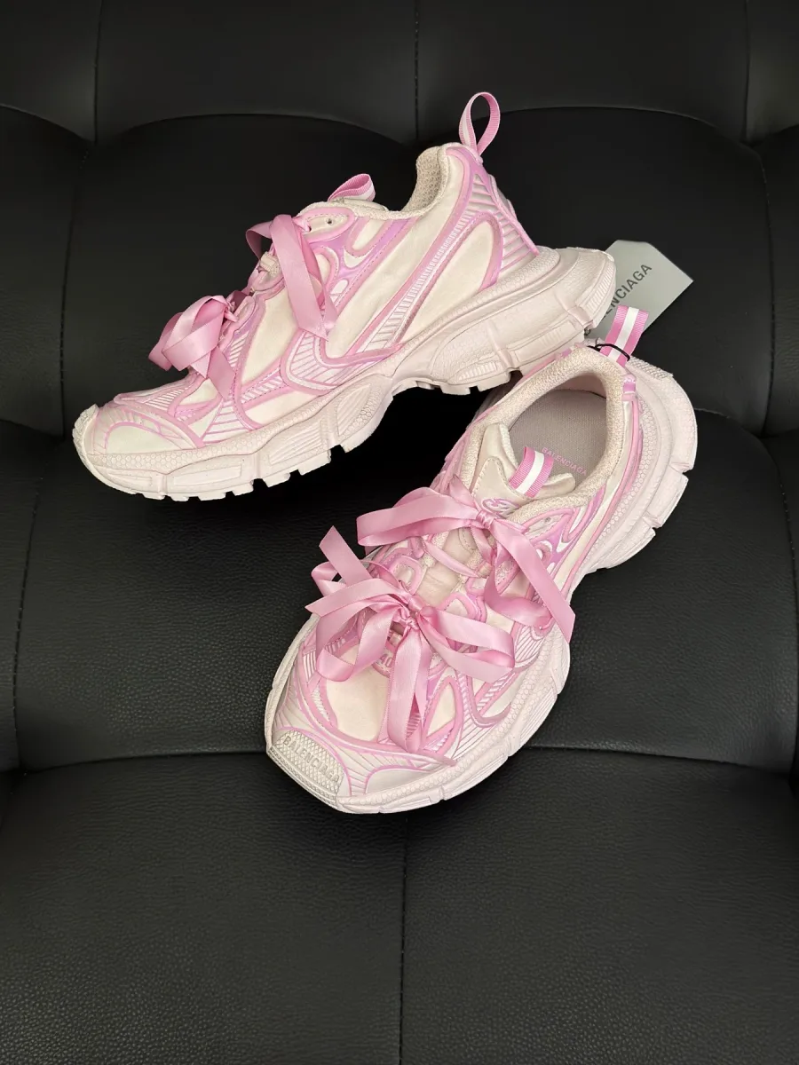 Кроссовки Balenciaga 3XL Satin розового цвета, ракурс три четверти
