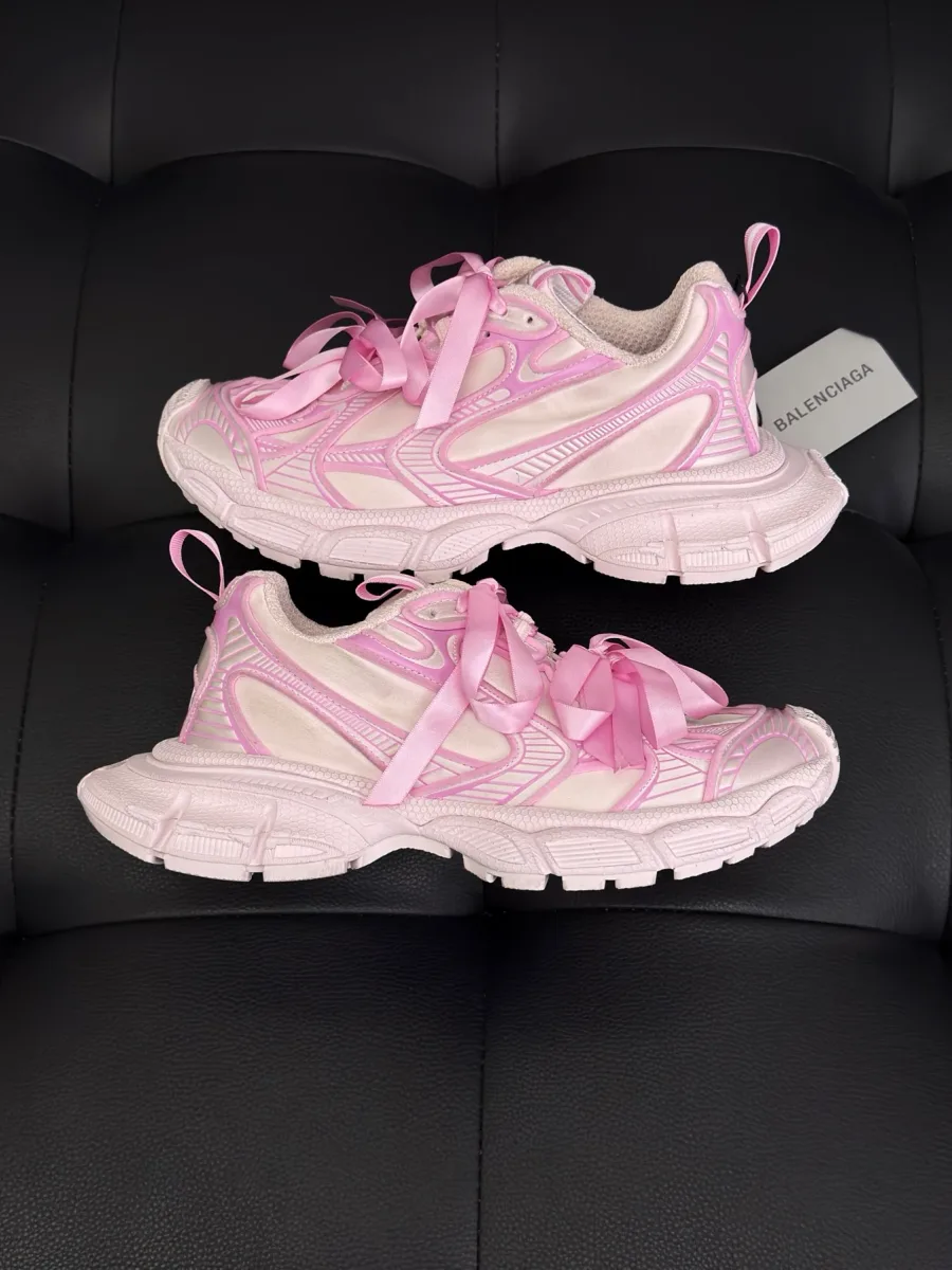 Кроссовки Balenciaga 3XL Satin, боковой профиль с массивной фактурной подошвой