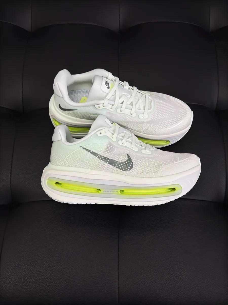 Ракурс три четверти на кроссовки со шнуровкой и темным логотипом Swoosh