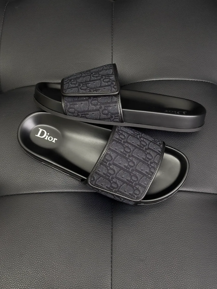 Чёрные шлёпанцы Dior Aqua с регулируемым ремешком на липучке, вид сбоку